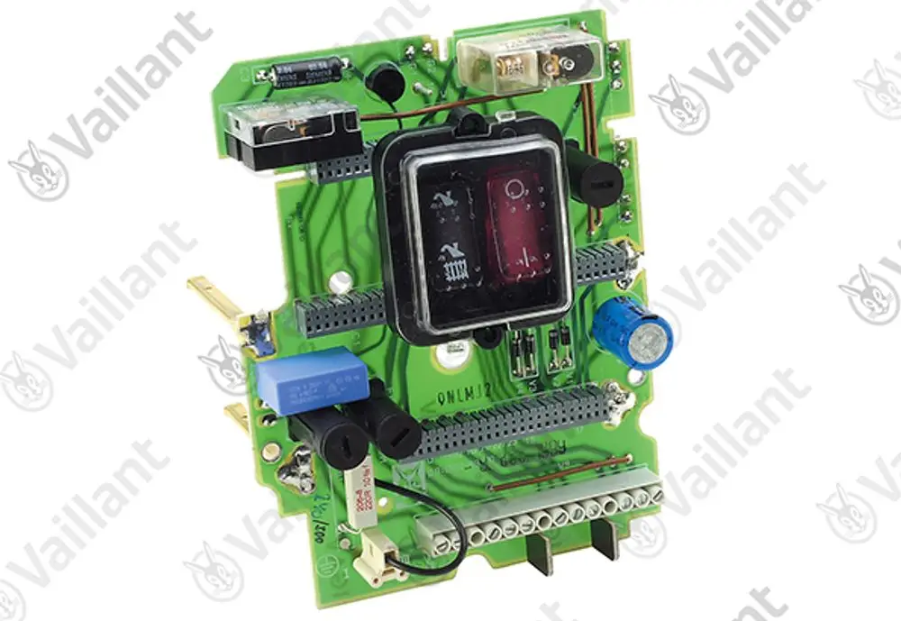 Leiterplatte von Vaillant mit verschiedenen elektrischen Komponenten, darunter Relais, Kondensator und Steckerleiste, auf grünem Trägermaterial.